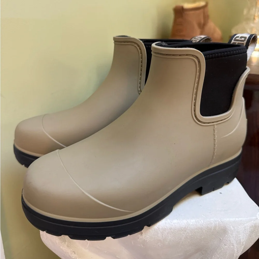 UGG Droplet waterproof rain boots in a taupe color. Size 5 women H24N8 - Picture 5 of 7